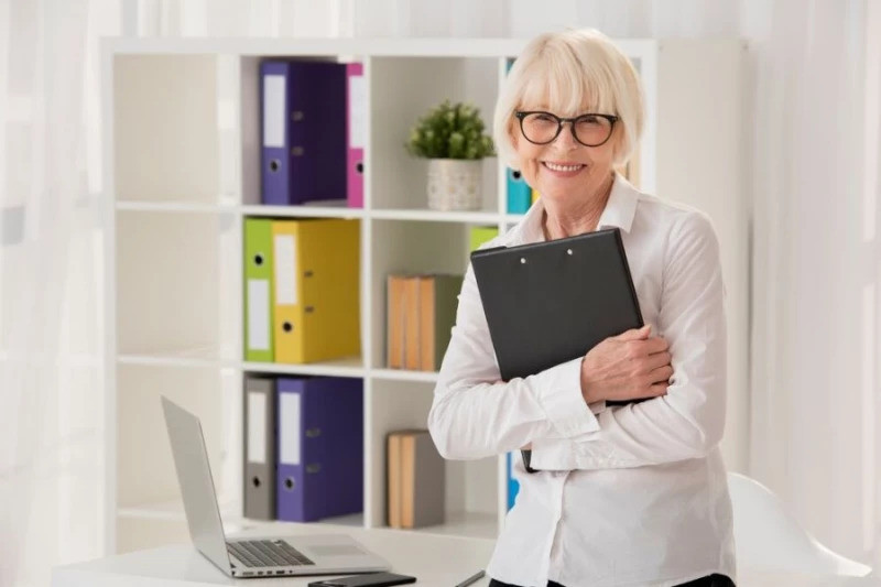 Liczba aktywnych zawodowo seniorów wzrosła o ponad połowę w dziewięć lat